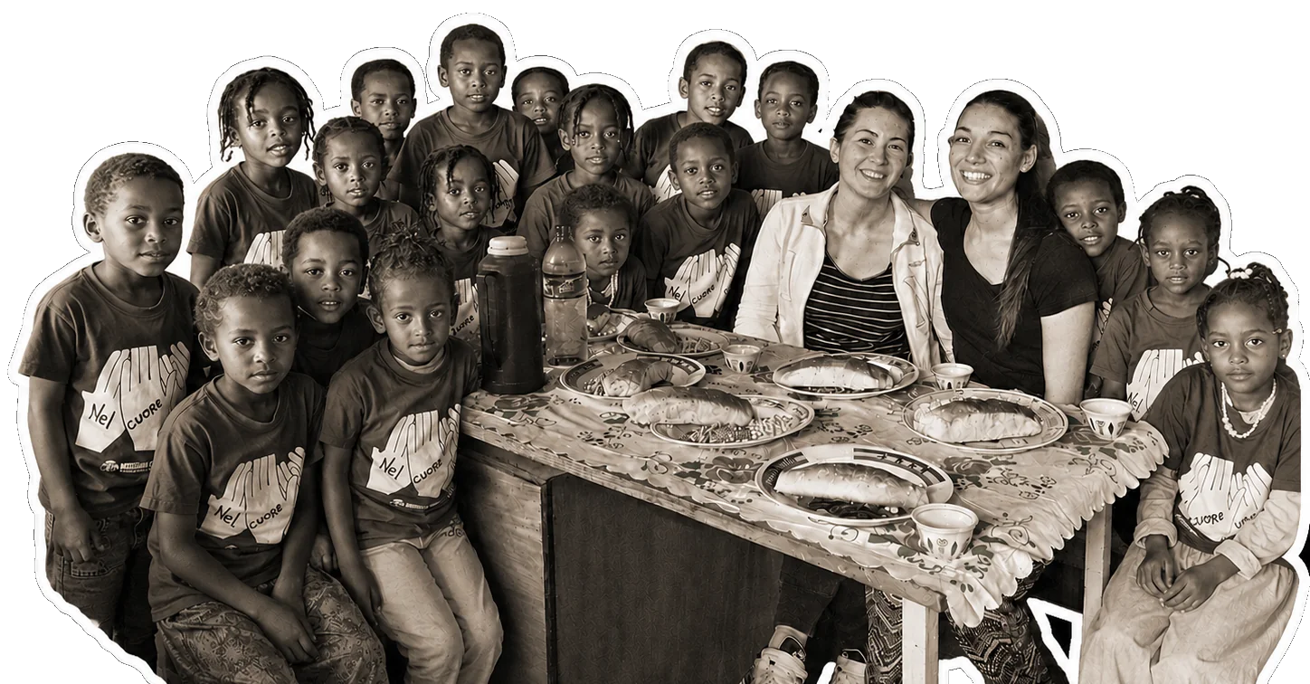 Laura Tarquini e Claudia Pettinari con i bambini della scuola in Etiopia