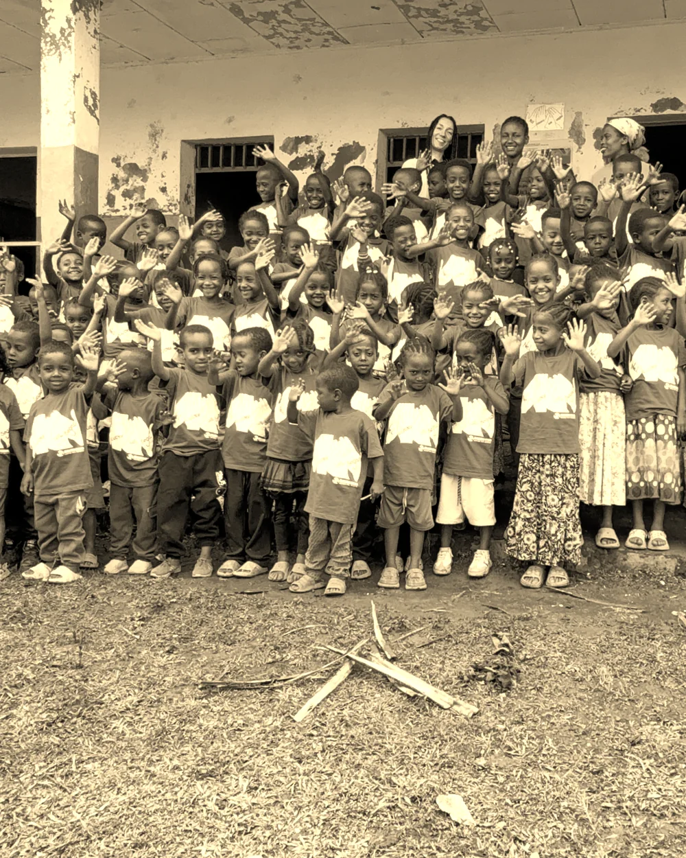 I circa 100 bambini dell'Asilo di Shapa davanti alla scuola in Etiopia