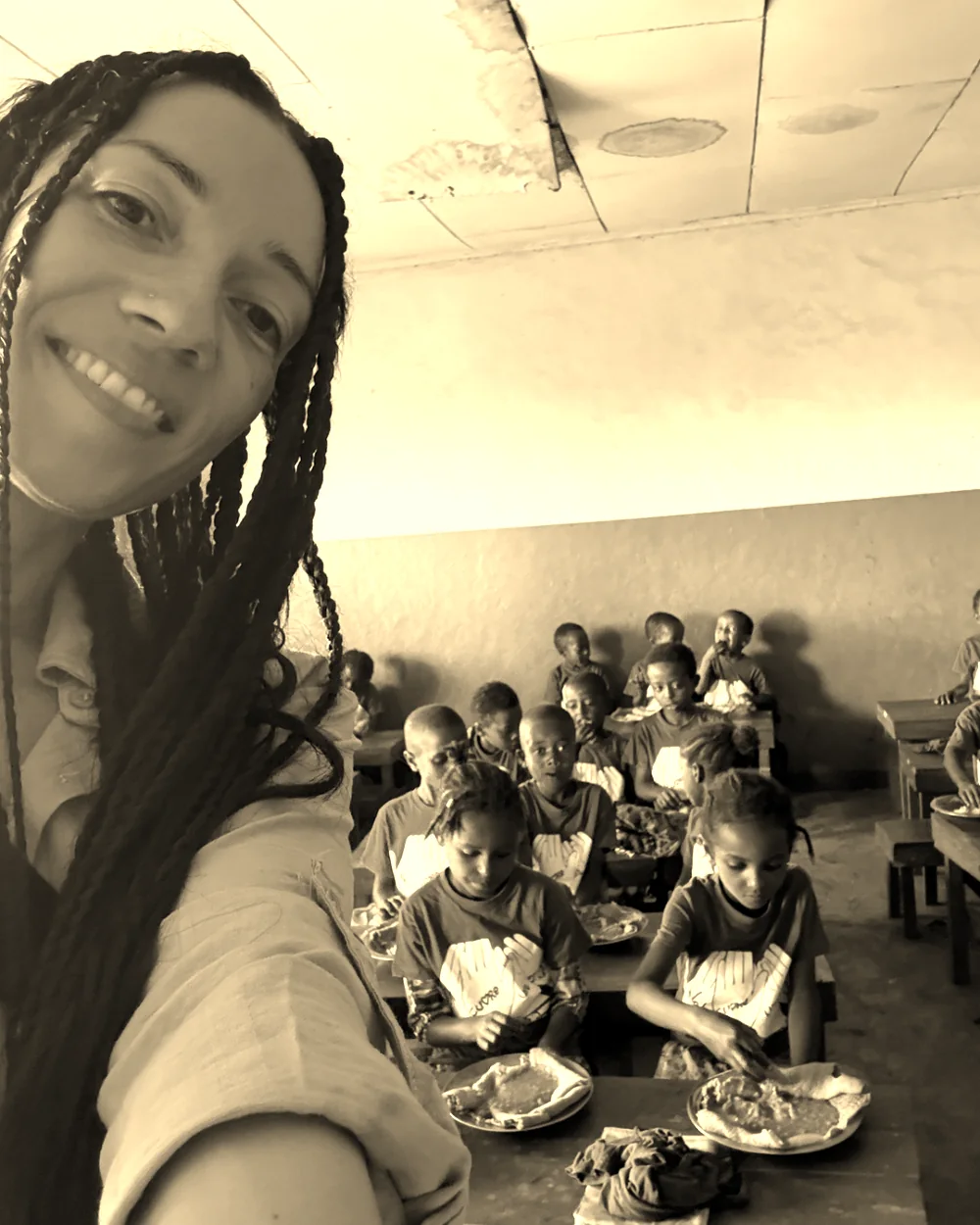 I bambini fanno merenda in classe con l'injera